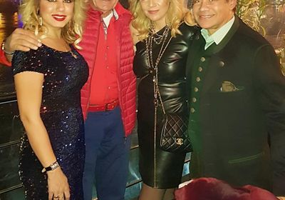 مصطفى فهمي يحتفل بالكريسماس برفقة زوجته وأصدقائه (صور)