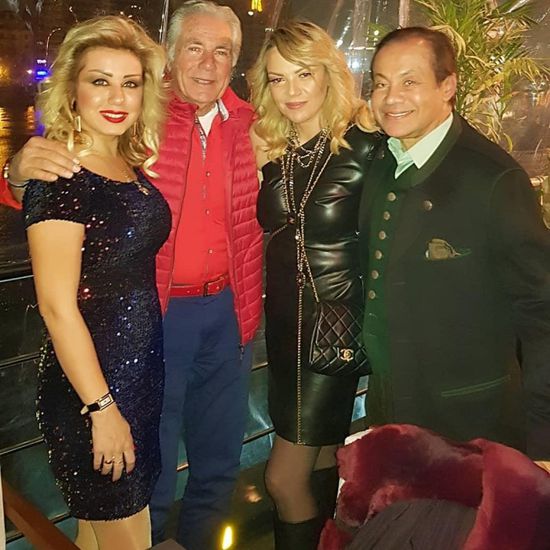 مصطفى فهمي يحتفل بالكريسماس برفقة زوجته وأصدقائه (صور)