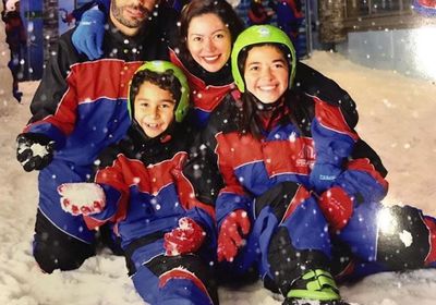 لقاء الخميسي تتزلج على الجليد بصحبة أسرتها (صور وفيديو)