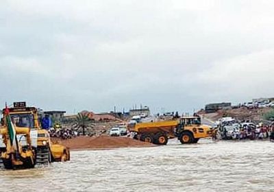 "خليفة الإنسانية" تحول مجرى السيول وتفتح طريق "سلبة معنوفة" بسقطرى