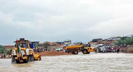 "خليفة الإنسانية" تحول مجرى السيول وتفتح طريق "سلبة معنوفة" بسقطرى