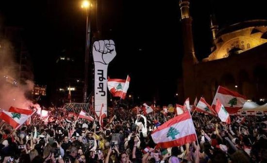 بهدف إسقاطه.. لبنانيون يتظاهرون أمام منزل رئيس الحكومة المكلف