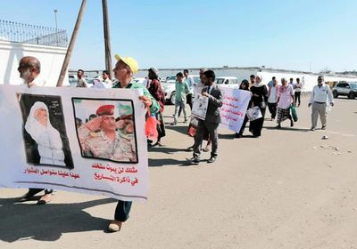 وقفة أمام نيابة عدن رفضا لإخفاء تحقيقات اغتيال الحمادي