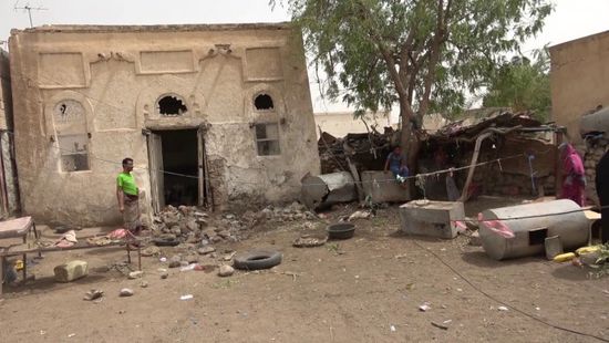 شرور الحوثي تطال مساكن حيس (فيديو)