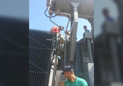 طواقم هندسية لصيانة محطة كهرباء بير فضل (صور)