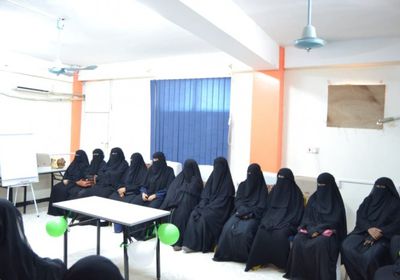 لإعالة أسرهن.. دورتان في التجميل والخياطة لـ 50 سيدة في عدن (صور)