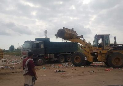 بعد تجاهل حكومي.. الحزام الأمني يُنظف شوارع المدينة الخضراء بدار سعد