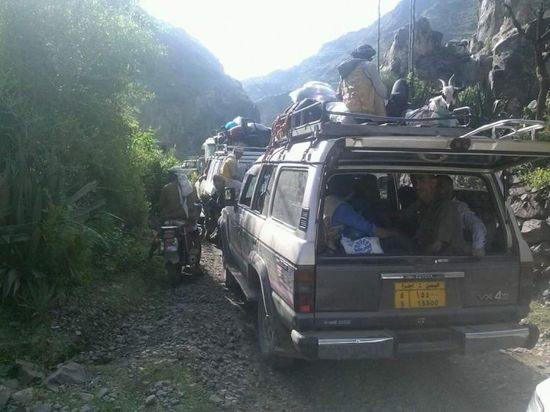 بفرض إتاوات.. مسلحون يبتزون المسافرين في الأقروض بتعز