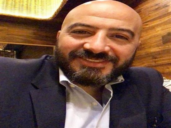 مجدي الهواري يشكر فريق عمل مسرحية "علاء الدين" بعد نجاحها في السعودية