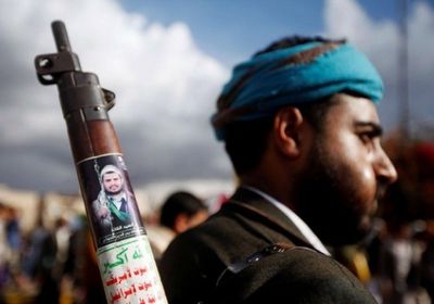 مشرف حوثي يهدد صحفيا بالقتل