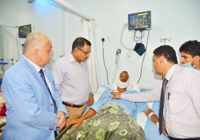 وفد الانتقالي يتفقد مصابي الهجوم الحوثي الإرهابي على الصمود