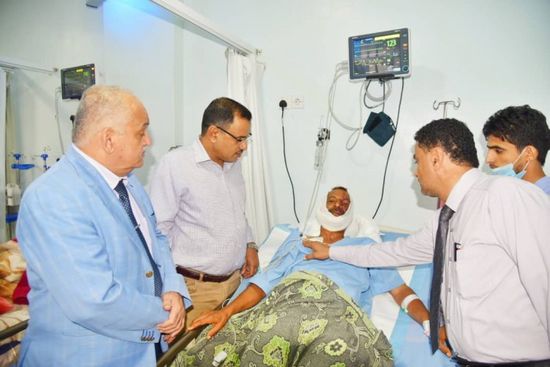 وفد الانتقالي يتفقد مصابي الهجوم الحوثي الإرهابي على الصمود