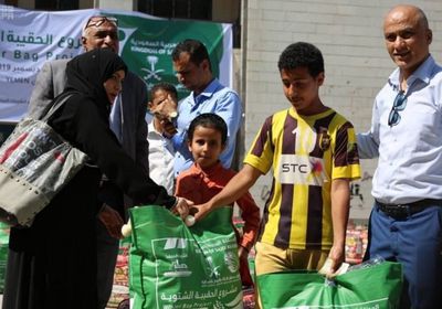 بدعم سعودي..توزيع 700 حقيبة شتوية على النازحين في تعز(صور)