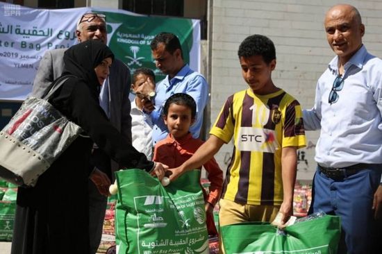 بدعم سعودي..توزيع 700 حقيبة شتوية على النازحين في تعز(صور)