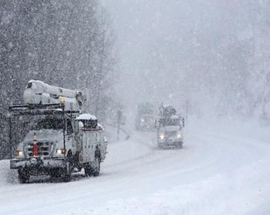 الثلوج الكثيفة في اليونان تتسبب في إغلاق أهم محاور طرق السيارات