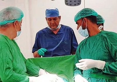 مستشفى خليفة بن زايد: 560 عملية جراحية لمرضى سقطرى في 2019