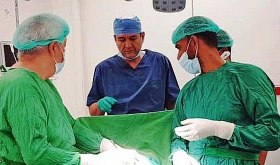 مستشفى خليفة بن زايد: 560 عملية جراحية لمرضى سقطرى في 2019