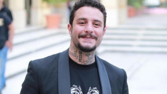 أحمد الفيشاوي يثير الضجة بإطلالته الأخيرة (فيديو)