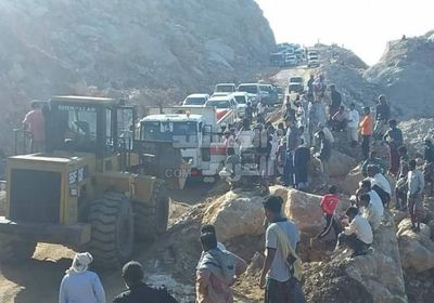 قطع طريق حيبق بسبب انزلاق شاحنة