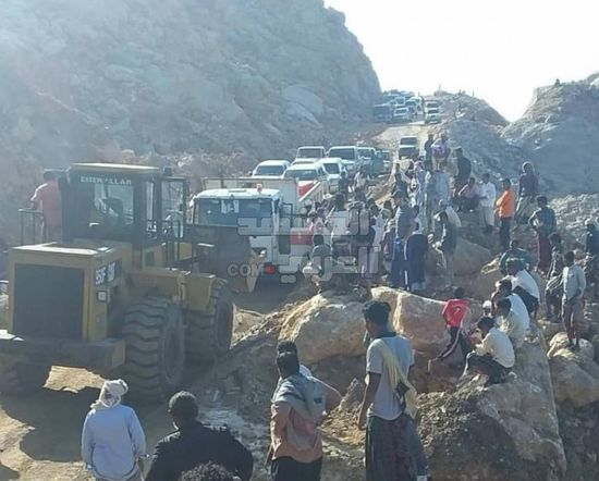 قطع طريق حيبق بسبب انزلاق شاحنة