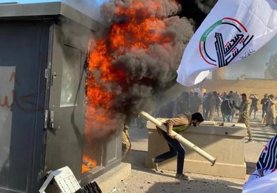 مليشيات موالية لإيران تحرق البوابة الثانية للسفارة الأميركية في بغداد