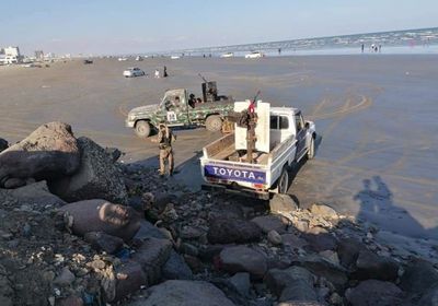 حملة أمنية موسعة للقضاء على الظواهر السلبية بساحل أبين في خورمكسر (صور)