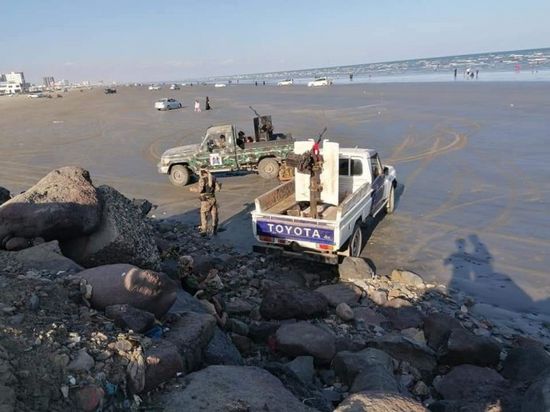 حملة أمنية موسعة للقضاء على الظواهر السلبية بساحل أبين في خورمكسر (صور)