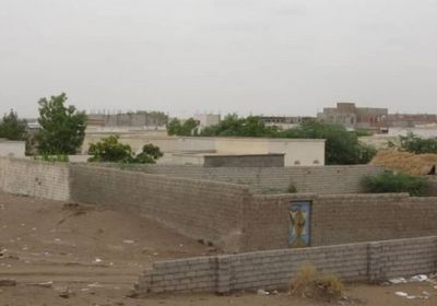 جريمة ضد الإنسانية..مليشيات الحوثي تقصف منازل المواطنين في التحيتا