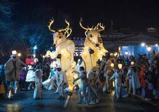  العالم يحتفل بالعام الميلادي الجديد كل على طريقته