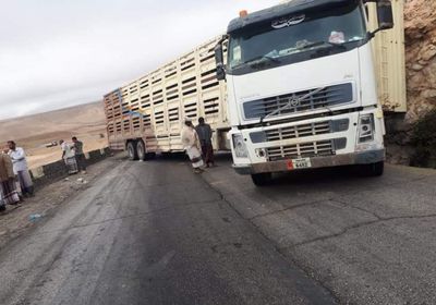 قاطرة تتسبب في قطع الطريق الرابط بين وادي وساحل حضرموت