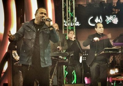 هشام عباس يشعل مسرح حفله بليلة رأس السنة (صور)