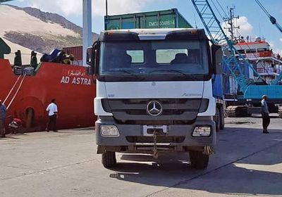 سفينة مساعدات إماراتية تصل إلى ميناء حولاف بسقطرى