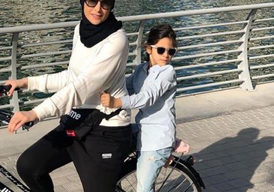 أمل حجازي تقود دراجة بصحبة عائلتها في أحدث ظهور لها (صور)