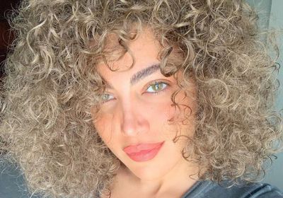 ريهام حجاج تستقبل العام الجديد من حفل عمرو دياب برأس السنة (فيديو)