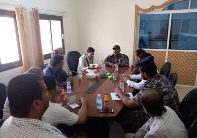 مناقشة حل المشكلات المتعلقة بأراضي المواطنين بالمكلا