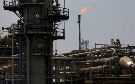 الكويت تخفّض إنتاجها النفطي بنحو 55 ألف برميل يوميًا