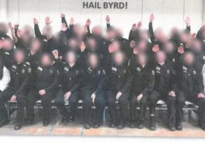 "التحية النازية" تفصل 30 ضابطًا متدربًا في أكاديمية الشرطة الأمريكية