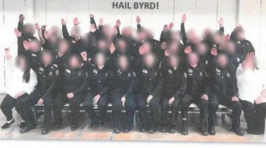 "التحية النازية" تفصل 30 ضابطًا متدربًا في أكاديمية الشرطة الأمريكية