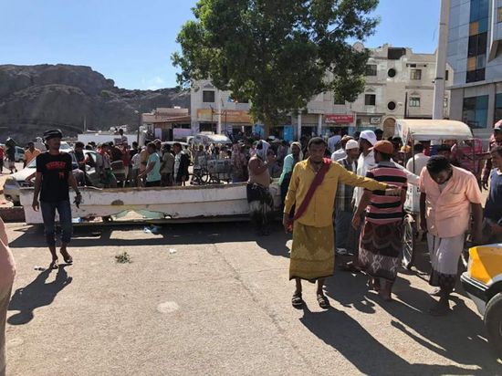 صيادون يحتجون على قنص زميلهم برصاص "حراسة المعاشيق"