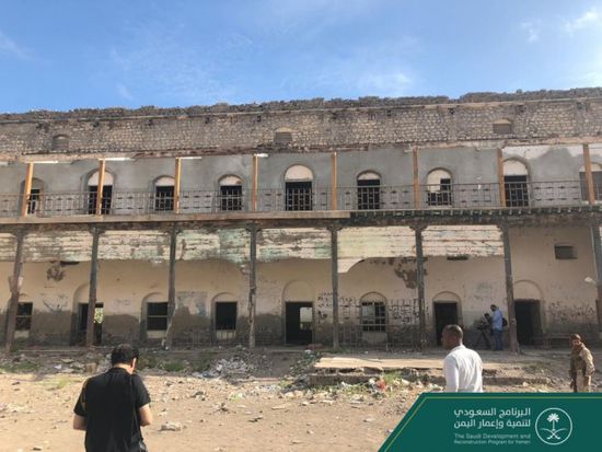 لدراسة احتياجاتها.. "البرنامج السعودي" يزور أقدم مدارس عدن