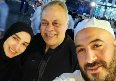 مجدي الهواري بصحبة أشرف زكي وروجينا من أمام الحرم المكي 