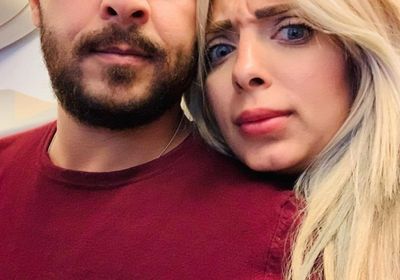 بصورة من المستشفى.. محمد رشاد يطلب من جمهوره الدعاء لزوجته مي حلمي