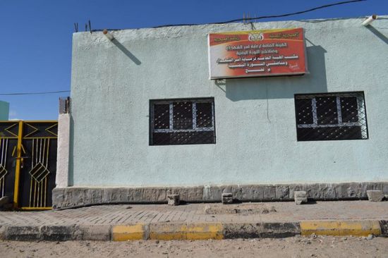 أسر الشهداء والجرحى في لحج يشكون تأخر استلام رواتبهم