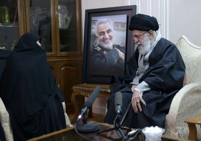 المرشد الإيراني علي خامنئي يزور منزل قاسم سليماني (صور)