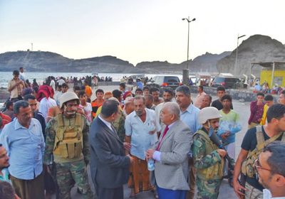 قيادات الانتقالي تزور الصياد ضحية رصاص "حراسة المعاشيق"