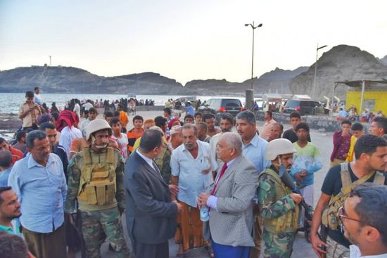 قيادات الانتقالي تزور الصياد ضحية رصاص "حراسة المعاشيق"