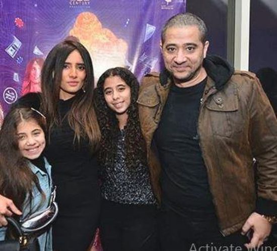 زينة تشاهد فيلم "الفلوس" بصحبة أسرتها (صور)