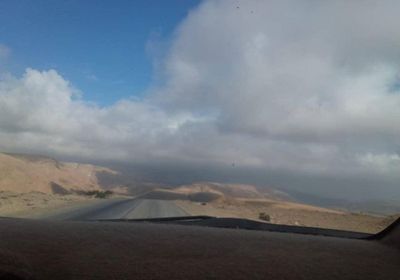 سحب منخفضة على سواحل ومرتفعات حضرموت (صور)