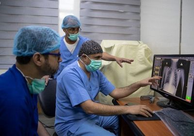 في 8 أيام.. فريق طبي سعودي يجري 92 عملية جراحية بالمكلا
