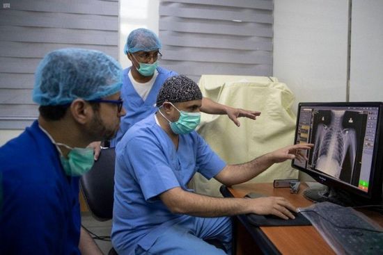 في 8 أيام.. فريق طبي سعودي يجري 92 عملية جراحية بالمكلا
